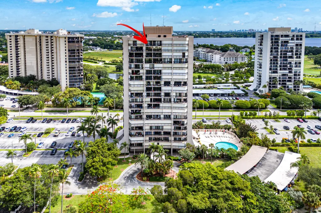 2425 Presidential Way West Palm Beach FL 33401