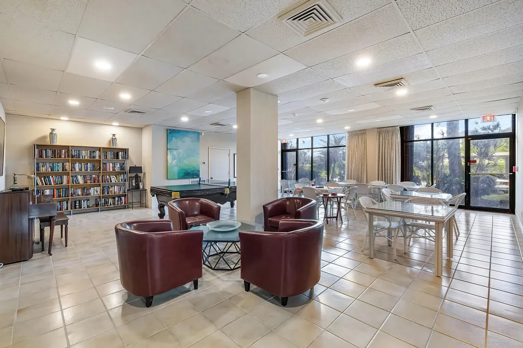 2425 Presidential Way West Palm Beach FL 33401