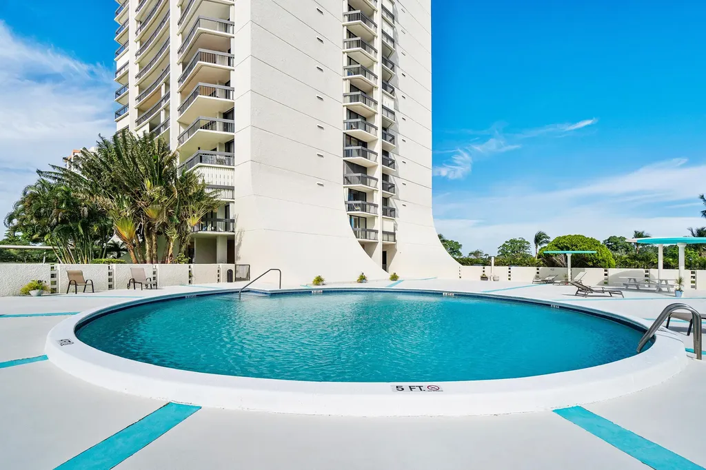2425 Presidential Way West Palm Beach FL 33401