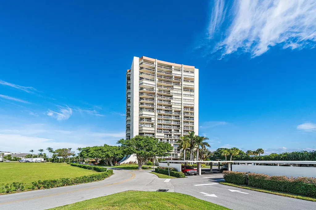 2425 Presidential Way West Palm Beach FL 33401