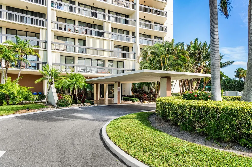 2425 Presidential Way West Palm Beach FL 33401