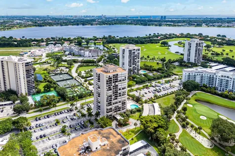 2425 Presidential Way West Palm Beach FL 33401