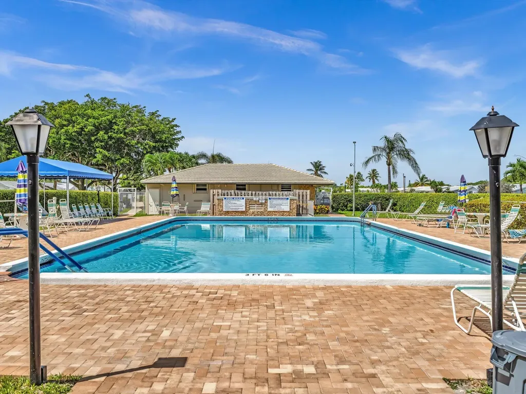 2017 SW Golf Lane Boynton Beach FL 33426