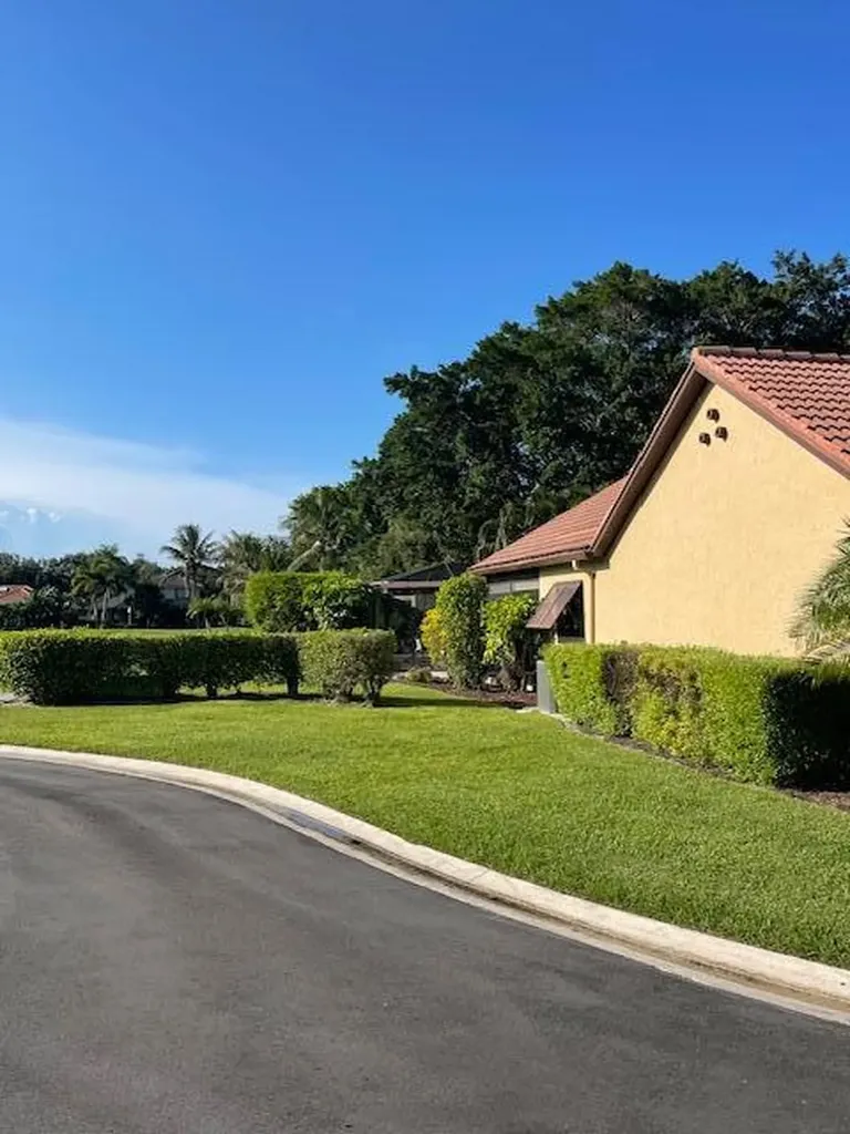 18 Ironwood Way N Palm Beach Gardens FL 33418