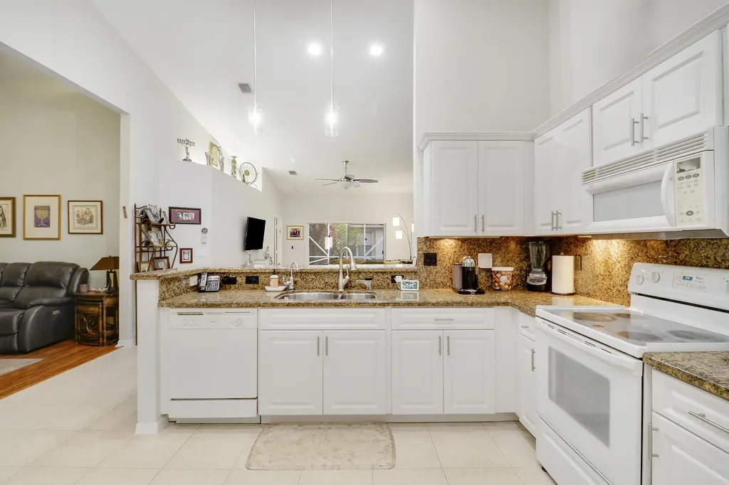 8063 Dolomtian Way Boynton Beach FL 33472