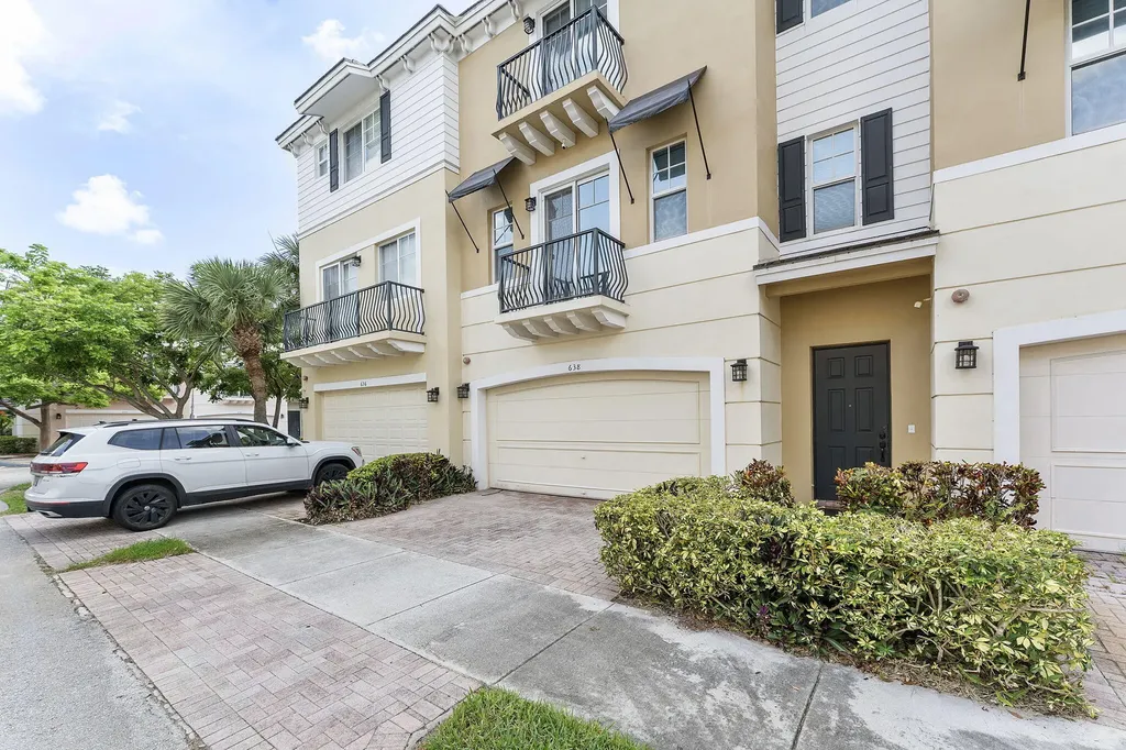 638 NW 38th Circle Boca Raton FL 33431