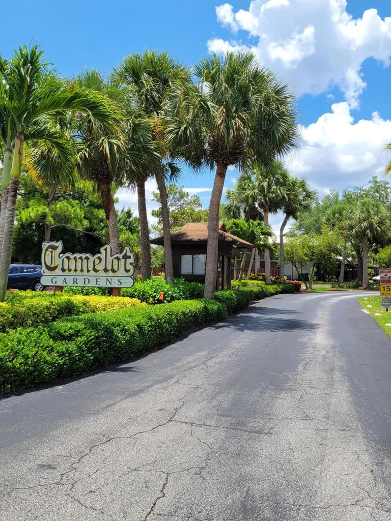 903 SE Camelot Gardens Boulevard SE Port St Lucie FL 34952