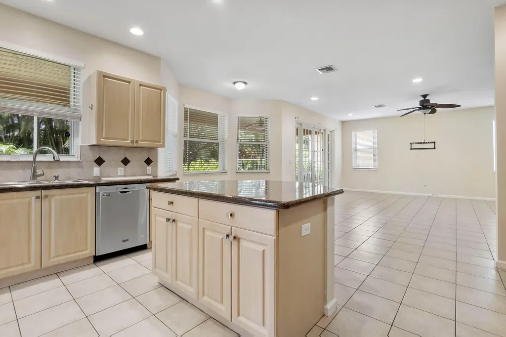 6370 Stonehurst Lake Worth FL 33467
