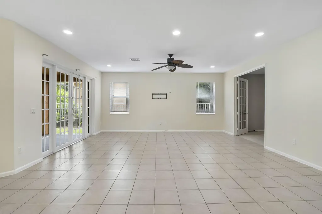 6370 Stonehurst Lake Worth FL 33467