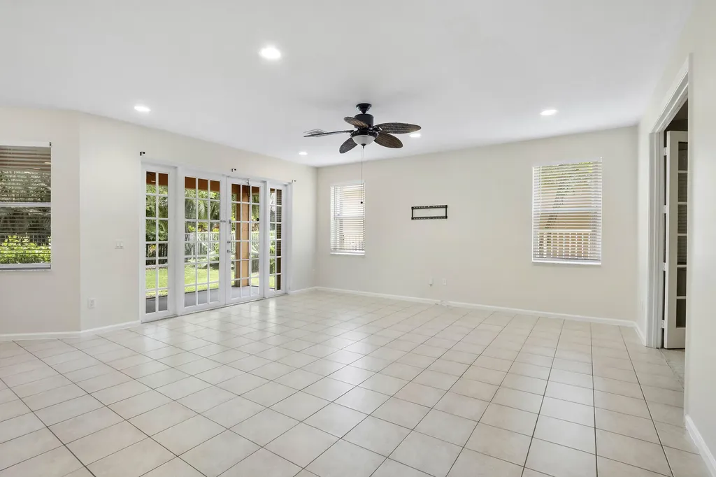 6370 Stonehurst Lake Worth FL 33467