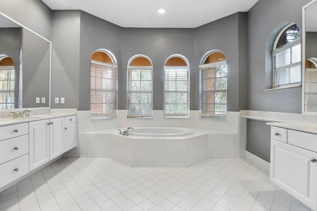 6370 Stonehurst Lake Worth FL 33467