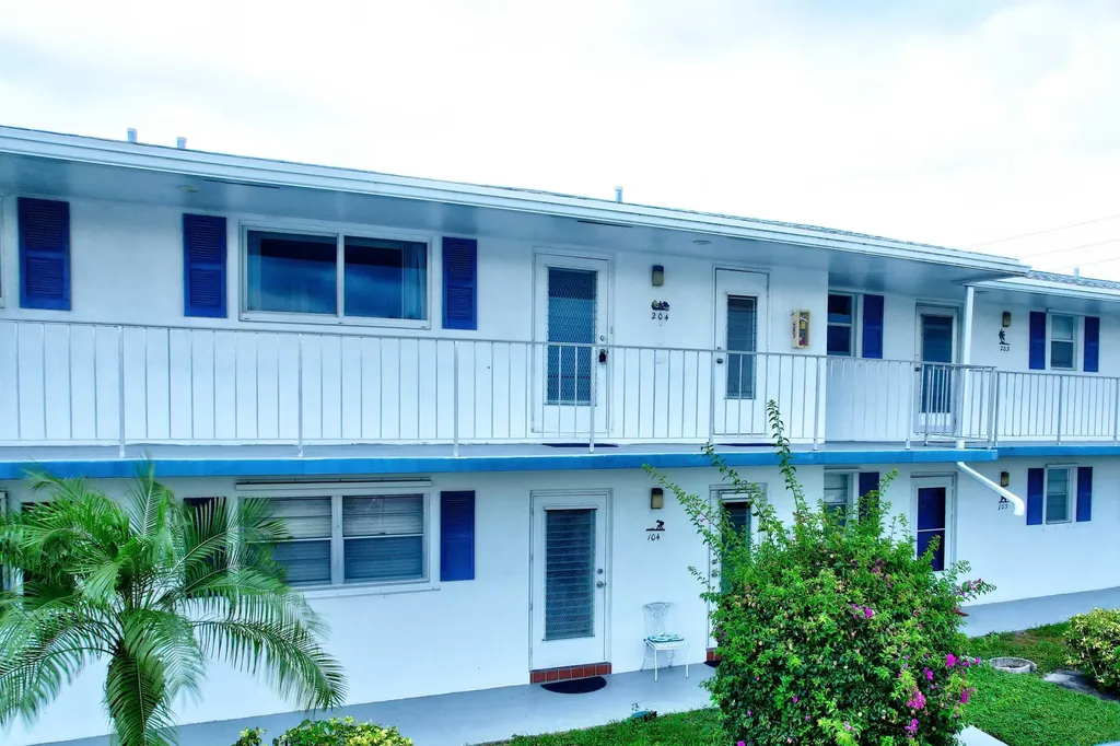 1118 Lake Terrace Boynton Beach FL 33426