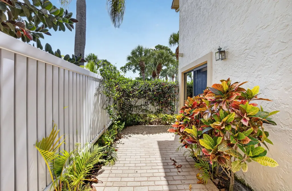 4 Eastgate Drive Boynton Beach FL 33436