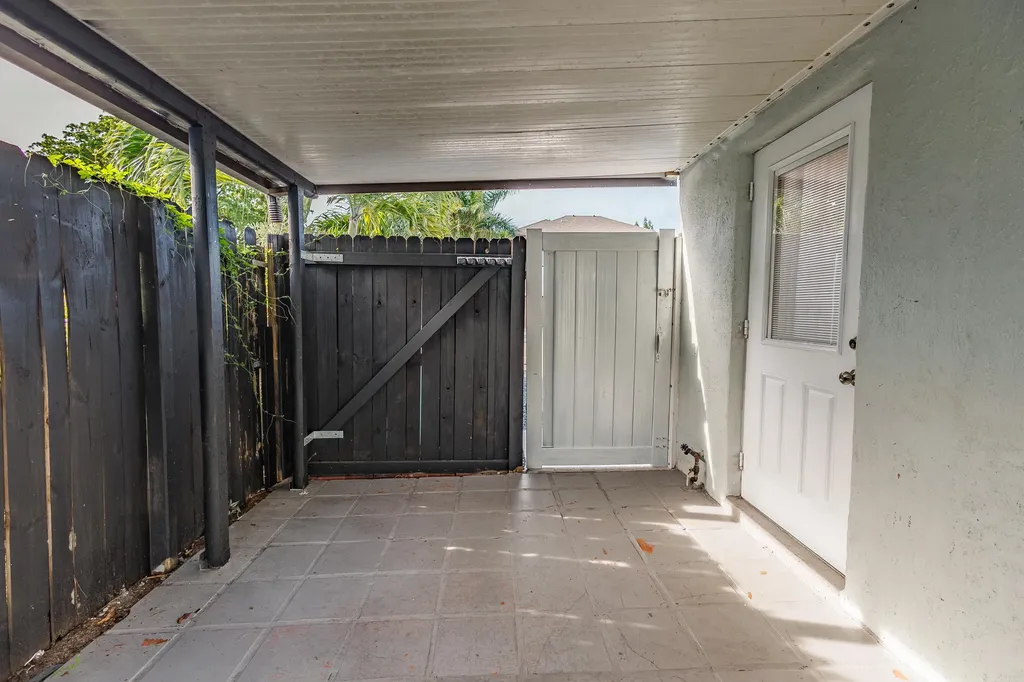 520 NE 58th Street Oakland Park FL 33334