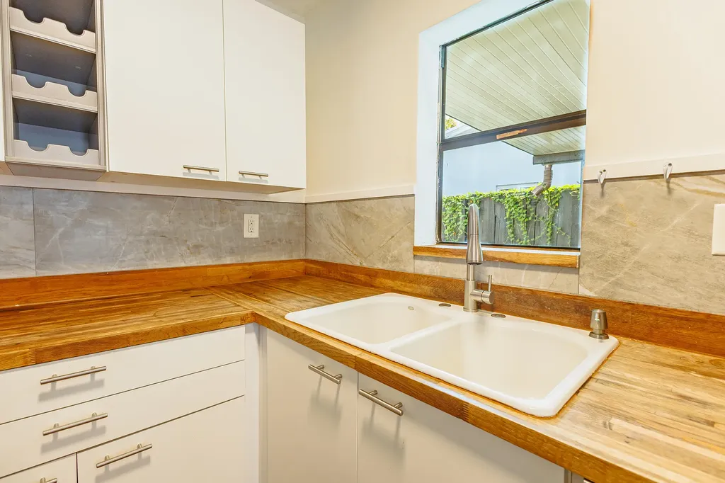 520 NE 58th Street Oakland Park FL 33334