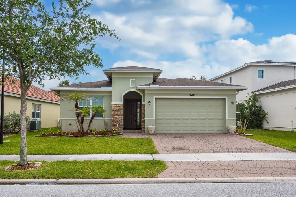 1367 NW Leonardo Circle Port St Lucie FL 34986