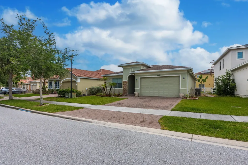1367 NW Leonardo Circle Port St Lucie FL 34986