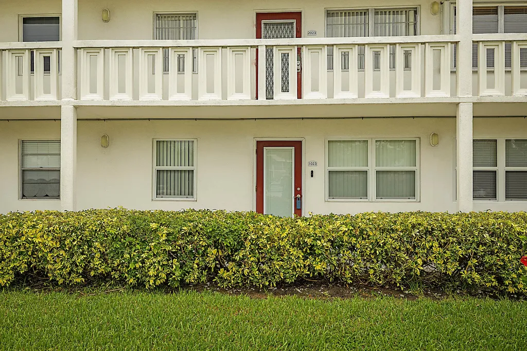 1023 Ellesmere B Deerfield Beach FL 33442