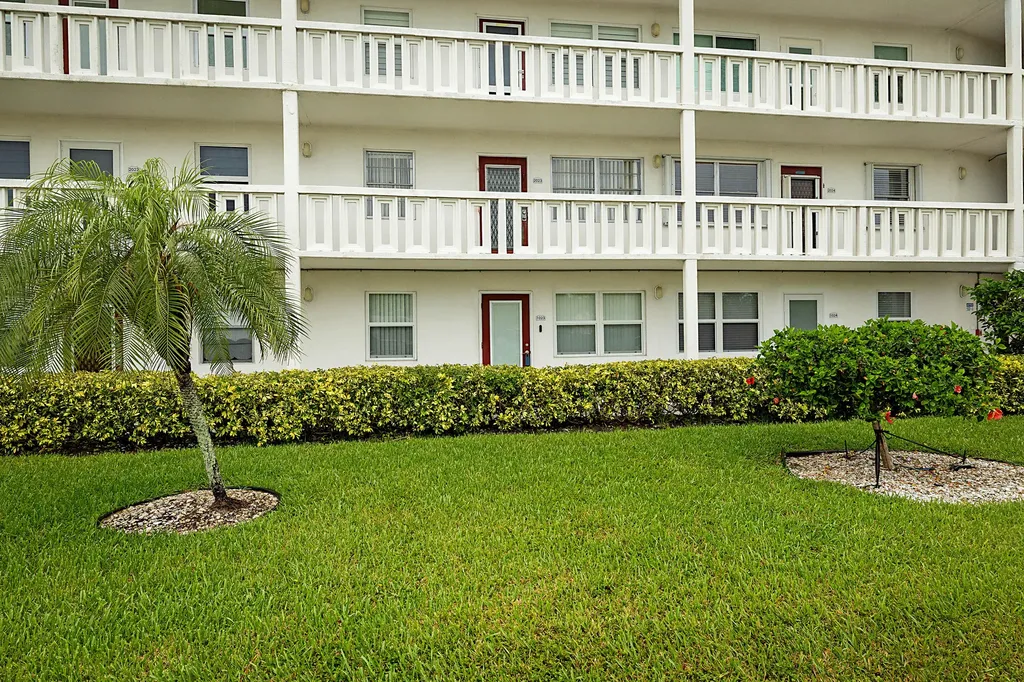 1023 Ellesmere B Deerfield Beach FL 33442