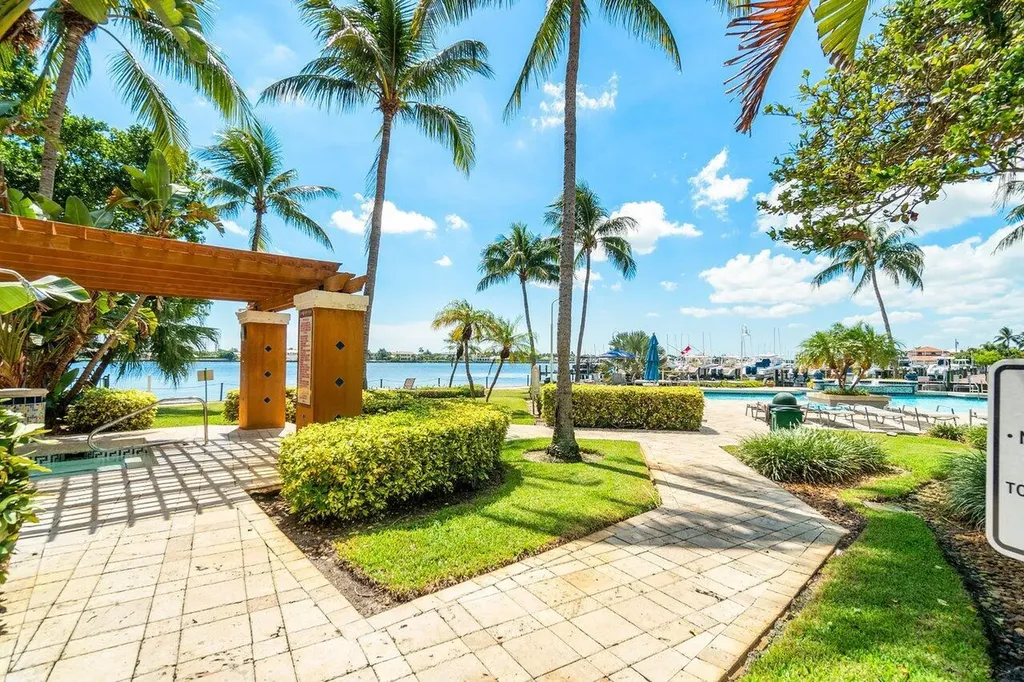 157 Yacht Club Way Hypoluxo FL 33462