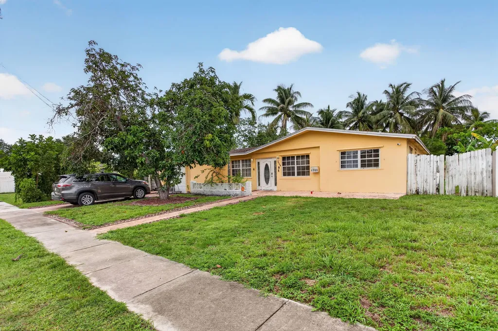 4390 NW 35th Avenue Lauderdale Lakes FL 33309