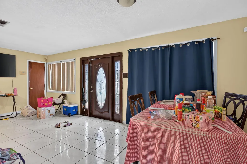 4390 NW 35th Avenue Lauderdale Lakes FL 33309