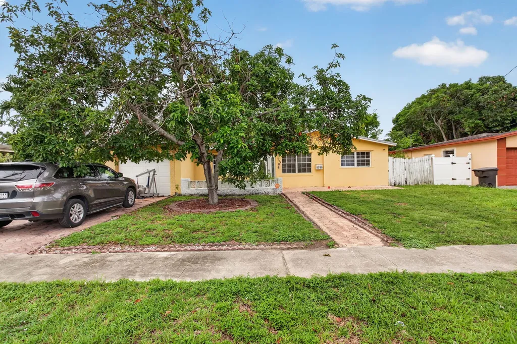 4390 NW 35th Avenue Lauderdale Lakes FL 33309