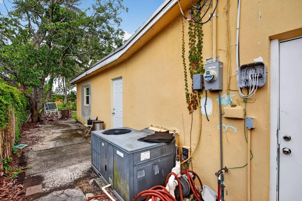4390 NW 35th Avenue Lauderdale Lakes FL 33309