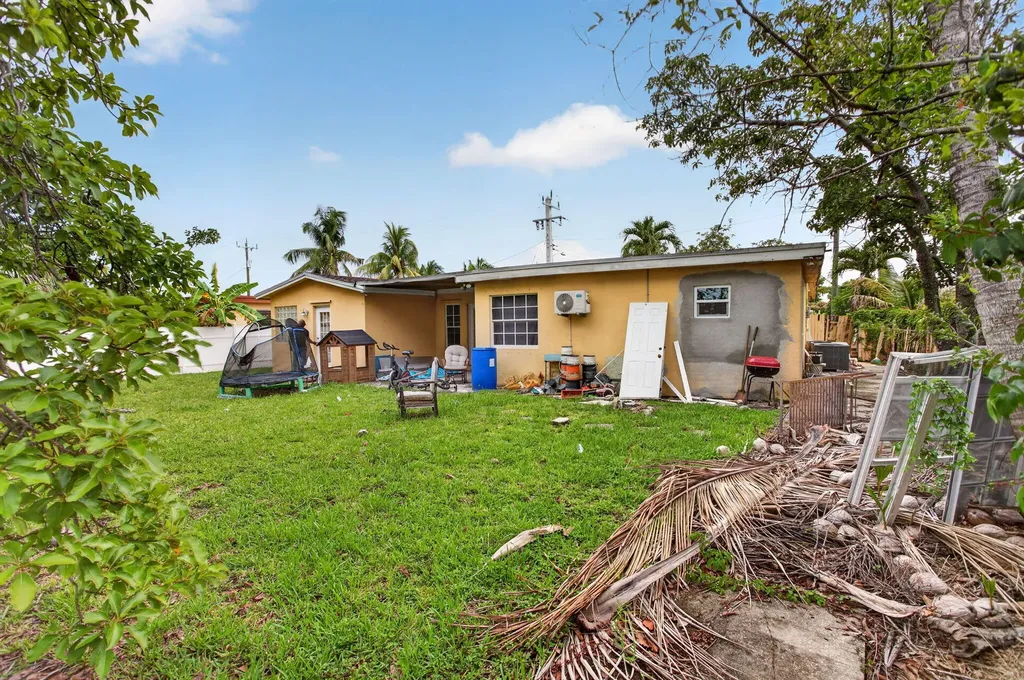 4390 NW 35th Avenue Lauderdale Lakes FL 33309