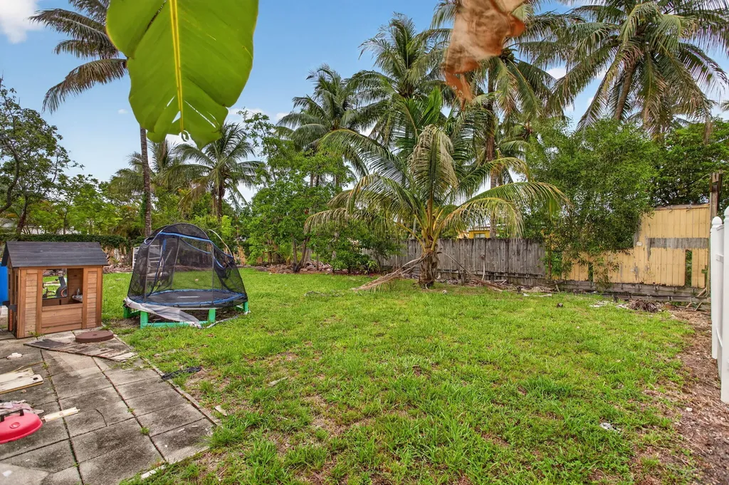 4390 NW 35th Avenue Lauderdale Lakes FL 33309