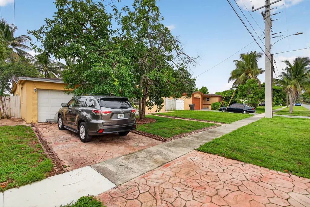 4390 NW 35th Avenue Lauderdale Lakes FL 33309