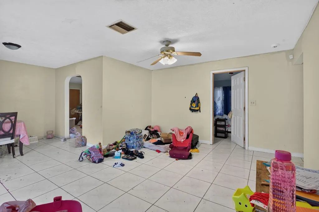 4390 NW 35th Avenue Lauderdale Lakes FL 33309