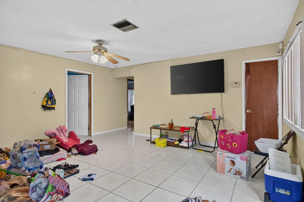 4390 NW 35th Avenue Lauderdale Lakes FL 33309