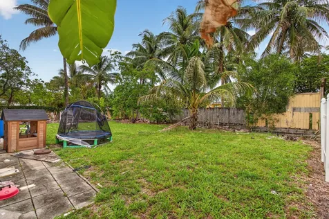 4390 NW 35th Avenue Lauderdale Lakes FL 33309
