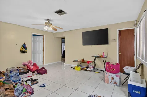 4390 NW 35th Avenue Lauderdale Lakes FL 33309