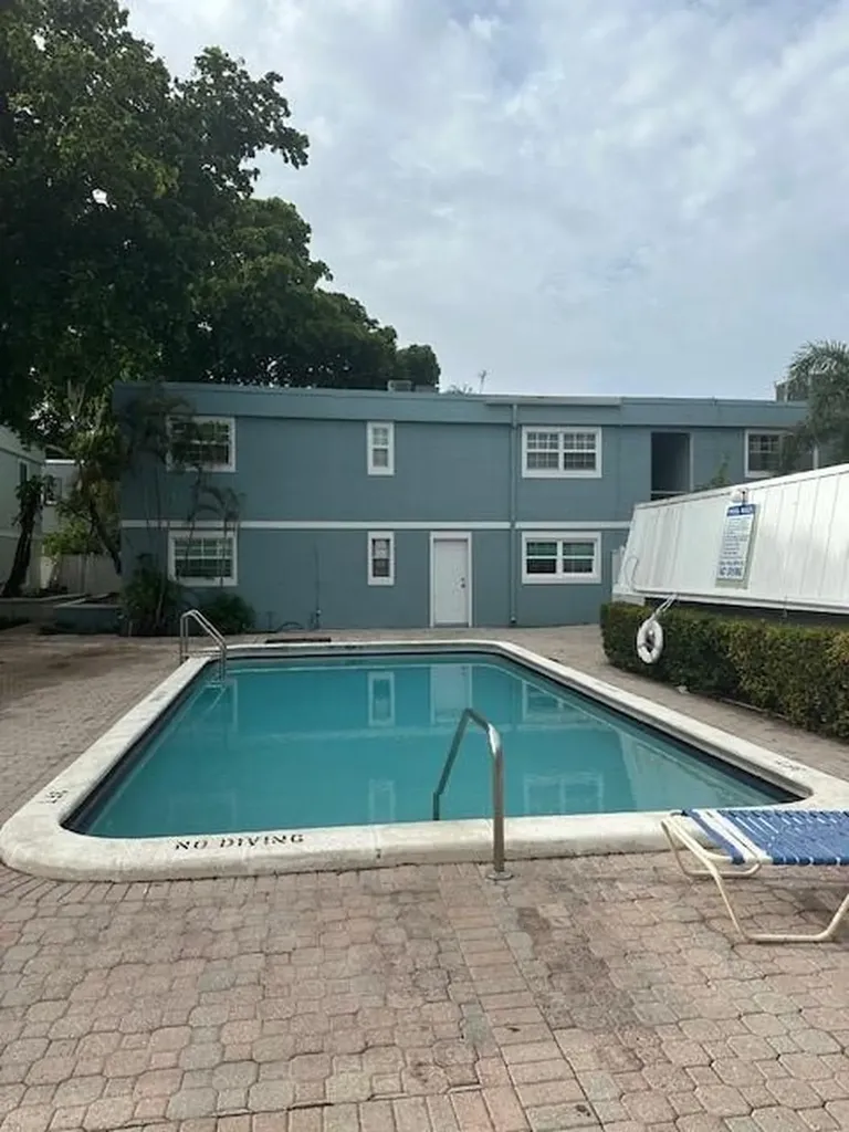320 SE 10th Street Pompano Beach FL 33060