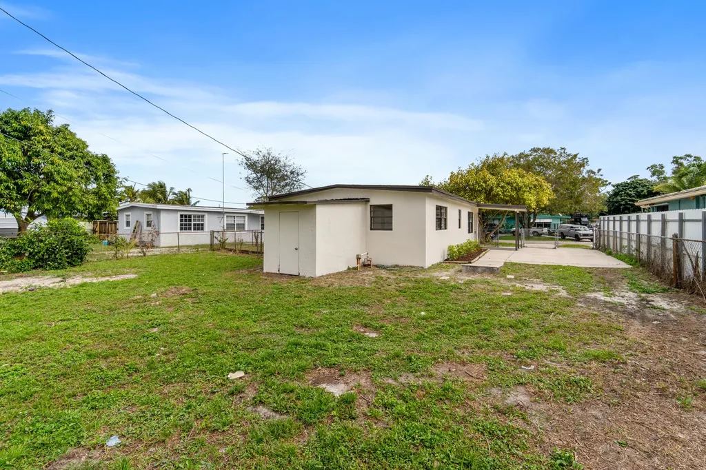 2415 Lewis West Palm Beach FL 33415