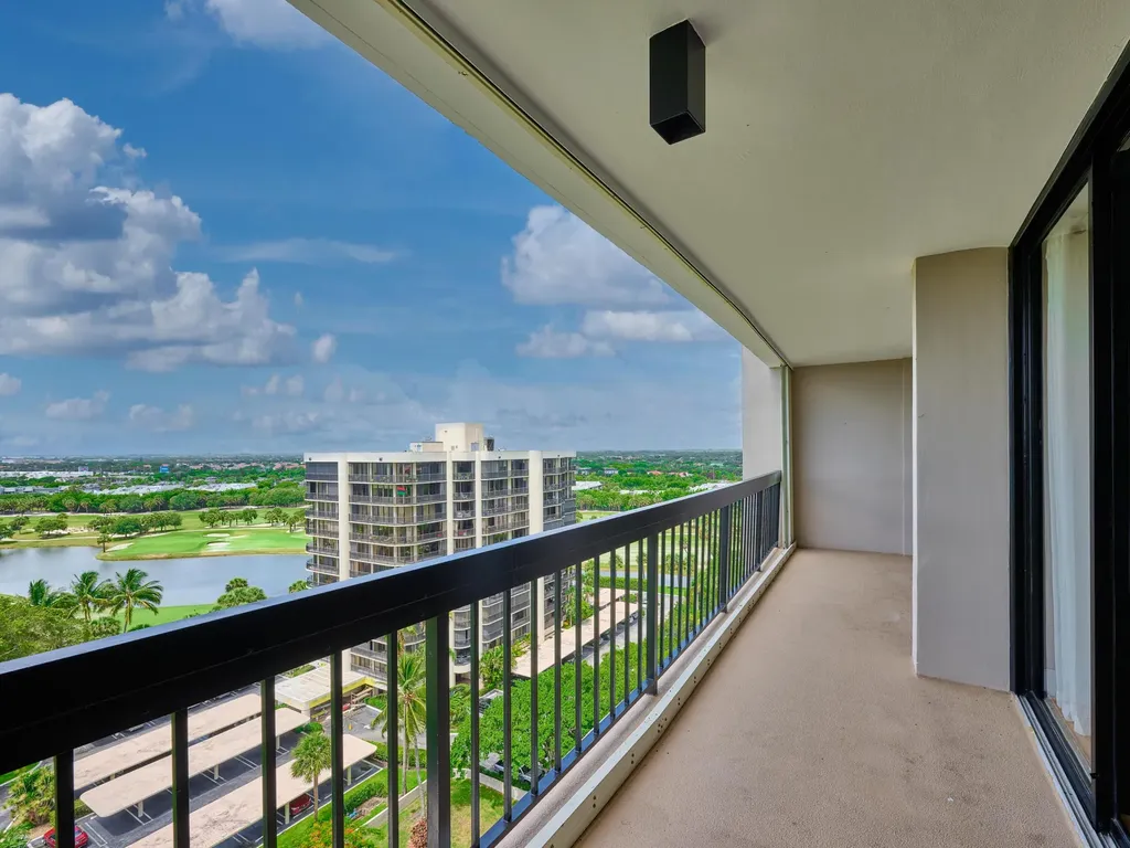 2425 Presidential Way West Palm Beach FL 33401