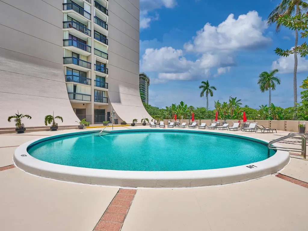2425 Presidential Way West Palm Beach FL 33401