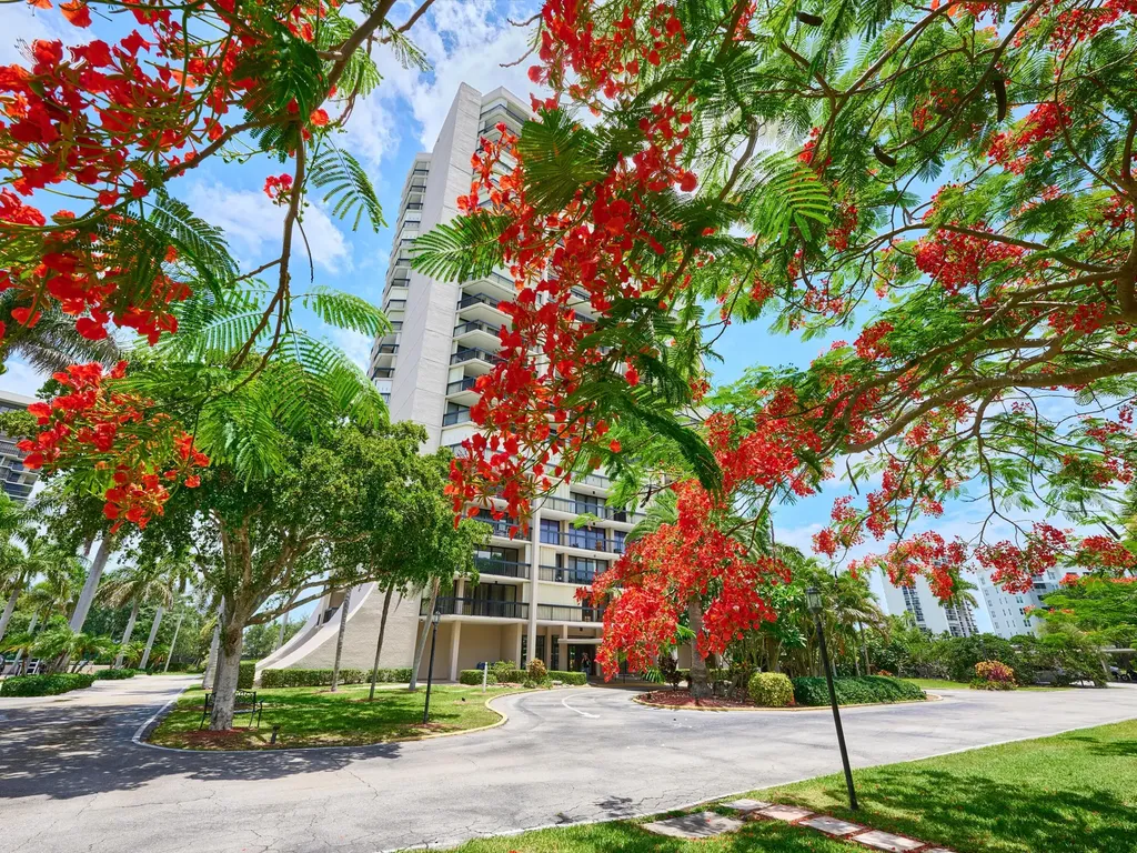 2425 Presidential Way West Palm Beach FL 33401