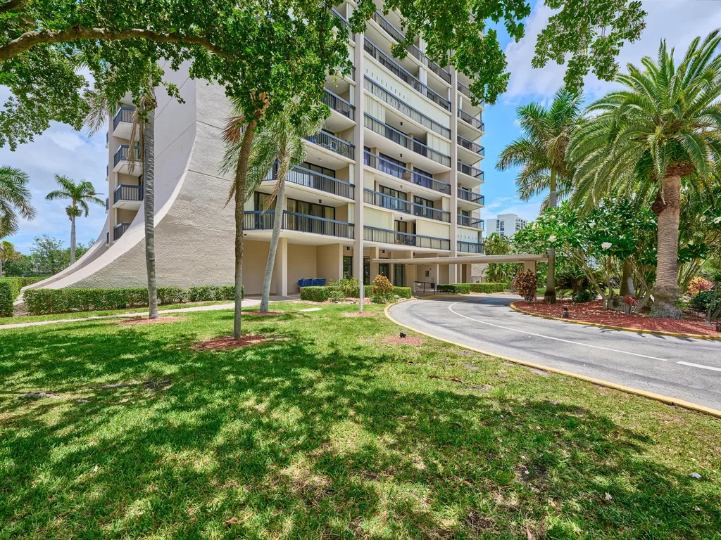 2425 Presidential Way West Palm Beach FL 33401