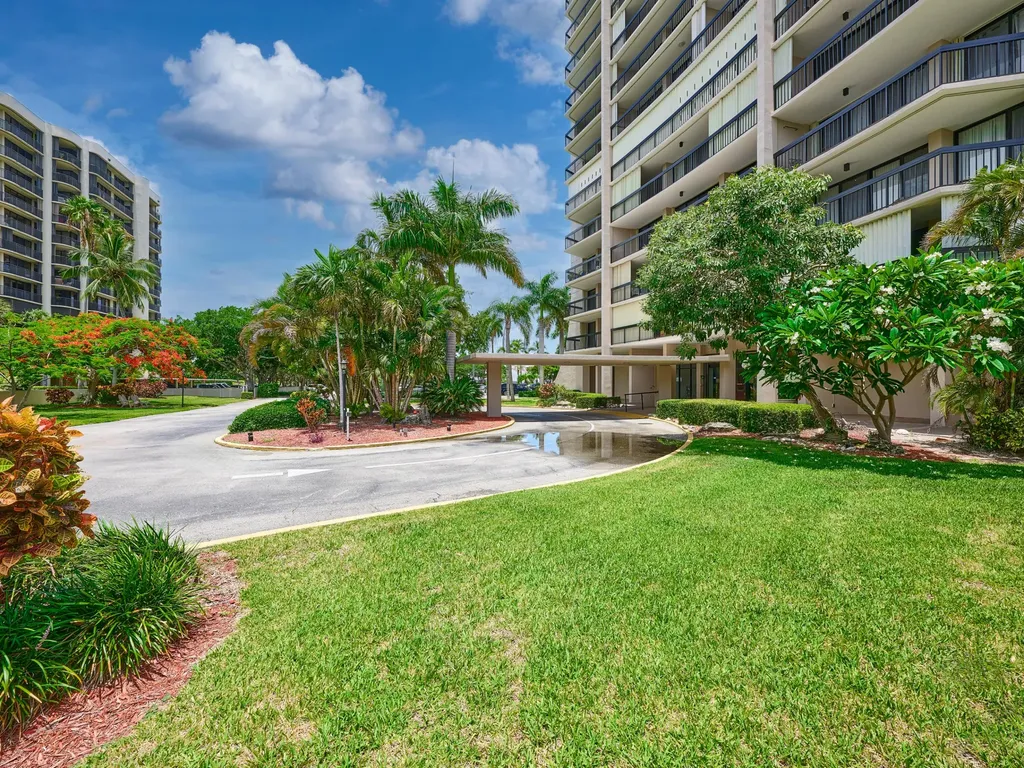 2425 Presidential Way West Palm Beach FL 33401