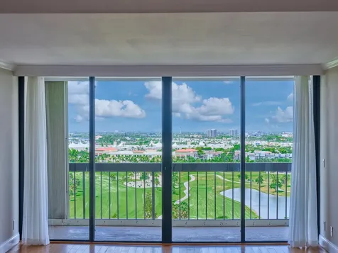 2425 Presidential Way West Palm Beach FL 33401