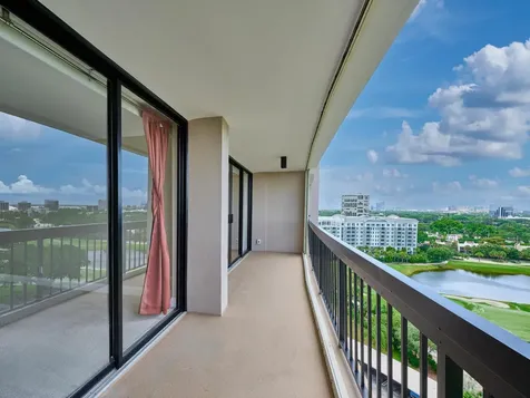2425 Presidential Way West Palm Beach FL 33401