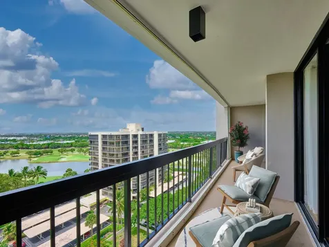 2425 Presidential Way West Palm Beach FL 33401