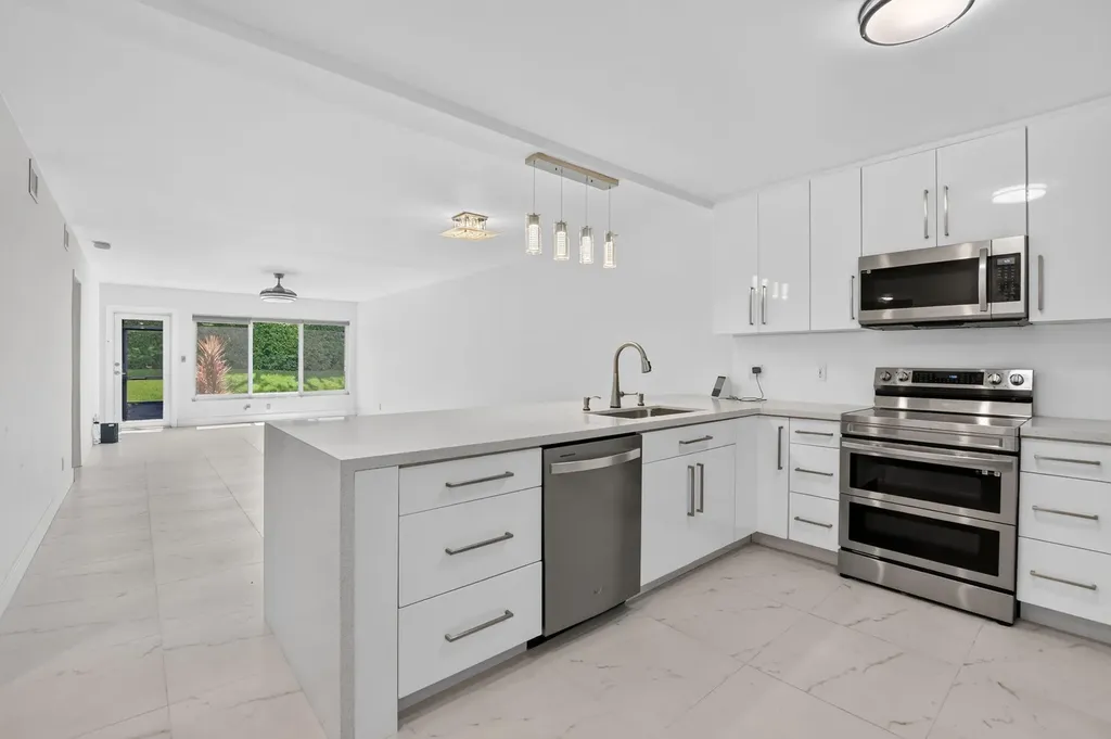 9095 Flynn Circle Boca Raton FL 33496