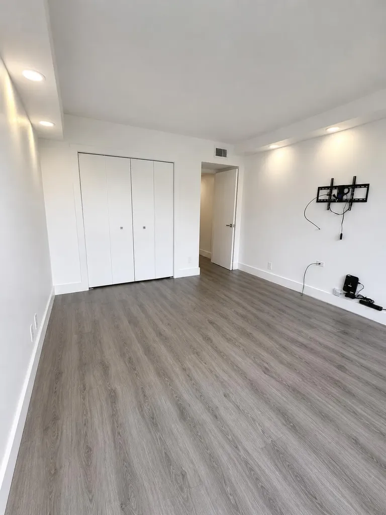 3930 Oaks Clubhouse Drive Pompano Beach FL 33069