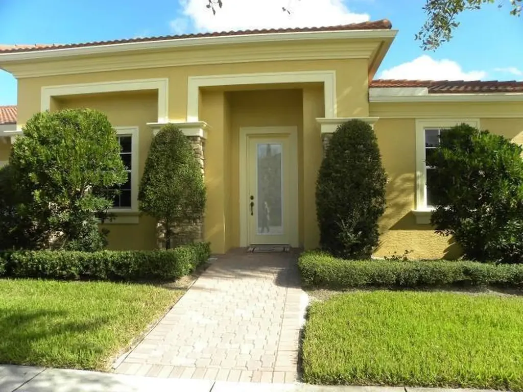 10010 SW Canossa Way Port St Lucie FL 34986