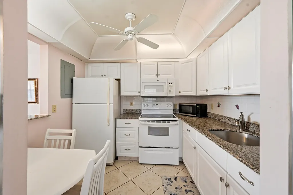 383 Saxony Trail Delray Beach FL 33446
