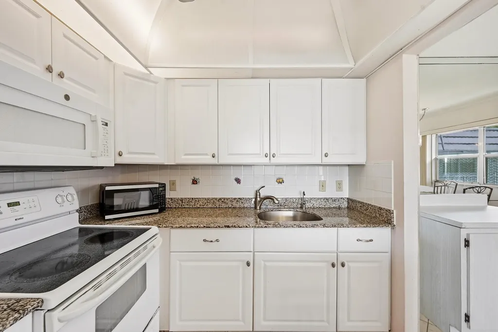 383 Saxony Trail Delray Beach FL 33446